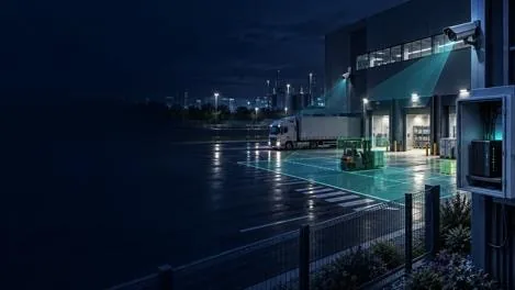 Site industriel de nuit sous surveillance (illustration)